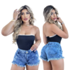 Short jeans azul com detalhes desfiados e top preto, mostrando frente e verso.