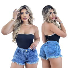 Short jeans azul com detalhes desfiados e top preto, mostrando frente e verso.