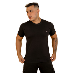 Camiseta preta de modelo masculino feita 100% de algodão, destacando conforto e estilo.