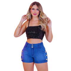 Short jeans claro com botões, combinando com um top preto brilhante.