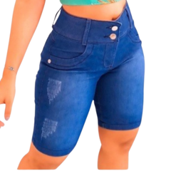 Short jeans feminino de cintura alta, com detalhes em botão e rasgos, ideal para looks casuais.