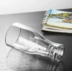 VASO CON DISEÑO DE BOTELLA INVERTIDA - SipSmart