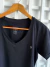 Camiseta Feminina Gola V preta ONG CÃO SEM DONO - comprar online