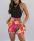 Conjunto feminino de fibra sintética com blusa de gola alta e shorts com cinto.
