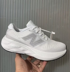 TÊNIS NEW BALANCE FRESH FOAM X 880V 15 "BRANCO CINZA" (PRAZO DE ATÉ 20 DIAS PARA ENTREGA) - FRETE GRÁTIS BR - comprar online