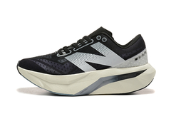 TÊNIS NEW BALANCE FUELCELL REBEL V4 "PRETO CINZA CREME" (PRAZO DE ATÉ 20 DIAS PARA ENTREGA) - FRETE GRÁTIS BR - comprar online
