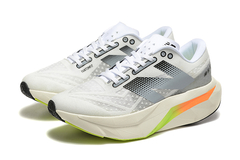 TÊNIS NEW BALANCE FUELCELL REBEL V4 "BRANCO CINZA NEON LARANJA" (PRAZO DE ATÉ 20 DIAS PARA ENTREGA) - FRETE GRÁTIS BR na internet