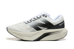 TÊNIS NEW BALANCE FUELCELL REBEL V4 "CREME PRETO BRANCO" (PRAZO DE ATÉ 20 DIAS PARA ENTREGA) - FRETE GRÁTIS BR - comprar online