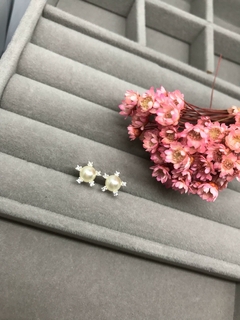 Brinco Perola Com 5 Zirconia nas Garras - comprar online