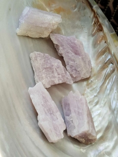 Cristal natural "Kunzita" - comprar online