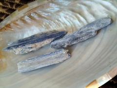 Cristal natural "Cianita Azul"