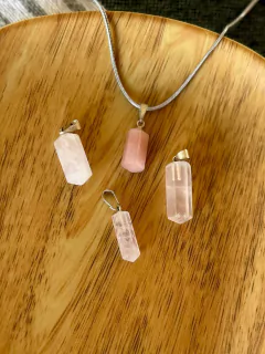 Dije mini en punta Cuarzo Rosa