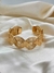 Bracelete dourado entrelaçado delicado na internet