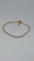 Pulseira dourada com pérola na internet