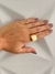 Anel dourado quadrado
