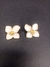 Aretes de flor blanca con dorado. en internet