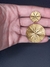 Aretes dorados de doble círculo con líneas, acero inoxidable.
