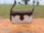 Bolsa transversal em couro legítimo com pelo, e detalhes frontais em metal, e couro texturizado jacaré/crocodilo.