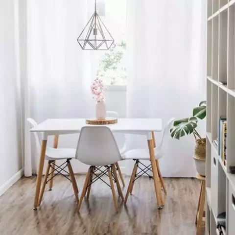 Mesa Eames PREMIUM: Tapa laqueada y patas de Haya natural.