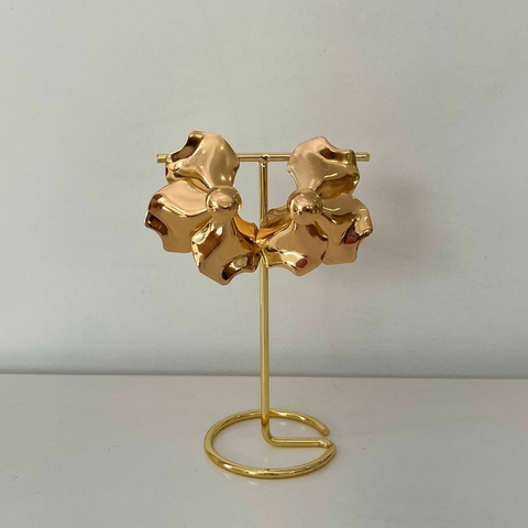Brinco Folheado a Ouro 18k meia flor orgânica