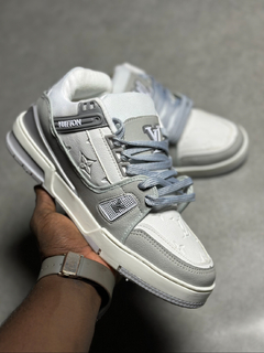 LV trainer cinza na internet