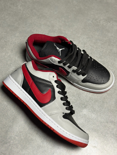 Dunk Low vermelho c/cinza na internet