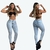 Modelo mujer mostrando jeans colombiano celestes con control de abdomen y levanta cola, vista frontal y posterior