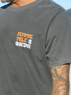 Camiseta "Sempre Vale a Queda" Chumbo na internet