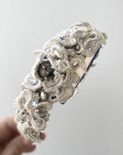 Cintillo plateado con brillos