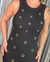 Vestido Laura Caramelo em Malha Canelada Grossa com Iliós Prata, Dourado e Ródio Negro - Silluê