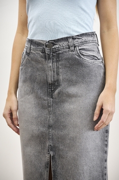 FALDA CON ABERTURA ADELANTE C/RUEDO DESCOCIDO GRIS RIGIDO - comprar online