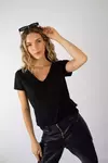 Remera básica V Flame Negra - comprar online