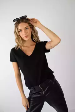 Remera básica V Flame Negra - comprar online