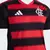 Camisa do Flamengo 25/25, com listras vermelhas e pretas, logotipo da Adidas e do clube.