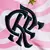 Logo do Flamengo em uma camisa rosa com detalhes em preto e uma estrela dourada.