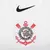 Logo do time Corinthians bordado em camisa branca com detalhes em preto e vermelho, com símbolo Nike acima