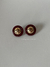 Brinco de esfera dourado com vermelho bordo na internet