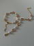 Pulseira trevo pedra rosa P & pérola barroca dourada - comprar online