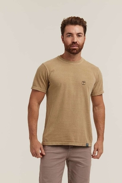 Camiseta estonada masculina na cor bege, com logo discreto no peito.