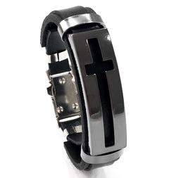 Pulseira premium em couro com detalhe em metal na forma de uma cruz.