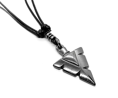 Colar masculino regulável com pingente em formato de flecha, detalhe em metal prateado e cordão preto.