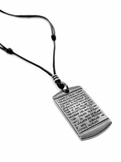 Colar masculino regulável com placa dos 10 mandamentos em grafite.