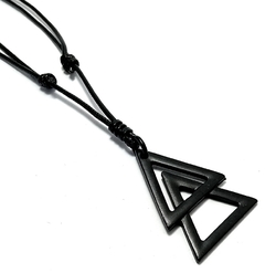 Colar masculino regulável com pendente de triângulos duplos em preto.