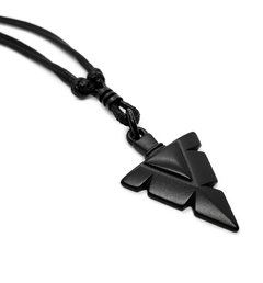 Colar masculino ajustável com pingente em forma de flecha na cor preta.