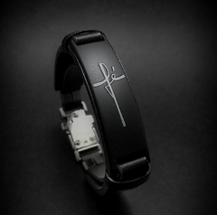 Pulseira premium preta com a inscrição 'fé' em destaque, unindo estilo e significado.