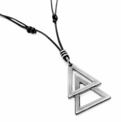 Colar masculino regulável com pendente de triângulos duplos em metal prateado.