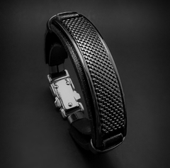 Pulseira premium quadriculada na cor grafite com fecho prateado.