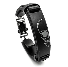 Pulseira premium de couro preto com detalhe de caveira estilizada.
