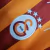 Imagem do Camisa Galatasaray Edição Especial Aniversario 100 anos da republica Turca 23-24 Torcedor Nike Masculina - Detalhes em laranja e vermelho e o símbolo da Turquia