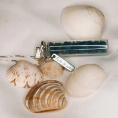 Pingente FEITA DE AREIA 2cm - comprar online